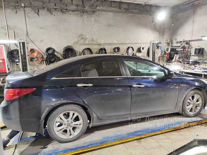 Установка ГБО Диджитроник на Хендай Соната, 2010 г.в., 2,0 л., 150 л.с., с пробегом 196 398 км., ВЗУ в лючке бензобака, тороидальный баллон 54 литра в багажнике, в нише для запасного колеса, Нижний Новгород, Дзержинск