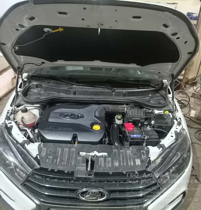 подкапотная компоновка, установка ГБО Альфа S на Ладу Веста GFK 330, 2019 г.в., 1.6 л., 122 л.с., тороидальный баллон 54 литра сзади, под кузовом, на месте запасного колеса, ВЗУ в лючке бензобака, Нижний Новгород, Дзержинск