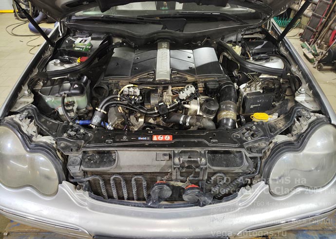 газовое оборудование Альфа М/S под капотом, установка на Мерседес С-класс C240 2004 г.в., 170 л.с., с пробегом 399 509 км., миниВЗУ в лючке бензобака, тороидальный баллон 63 литра в багажнике, в нише для запасного колеса, Нижний Новгород, Дзержинск